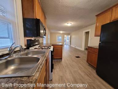 Main picture of 3015 E 9th St