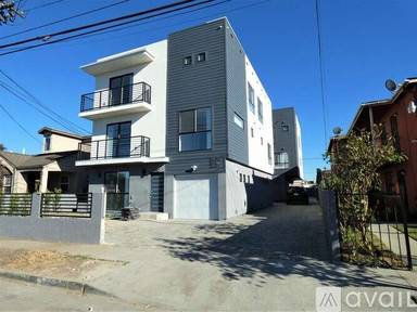 Main picture of 2044 S Burnside Ave