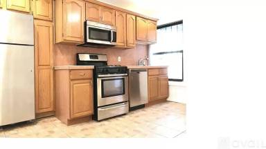 Main picture of 150 Putnam Ave