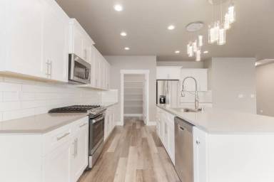 Main picture of 16005 N Gleneden Dr