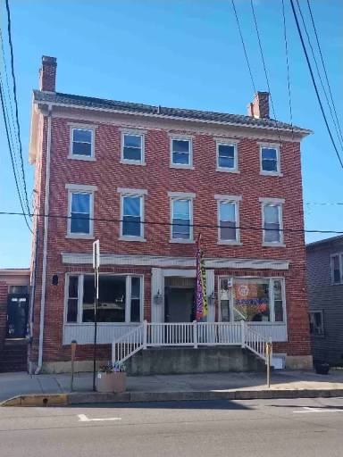 Main picture of 142 E Main St