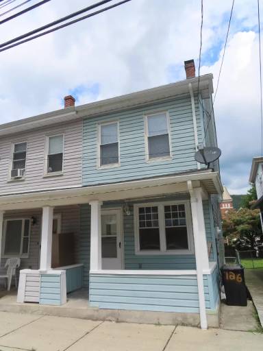 Main picture of 124 W Railroad St