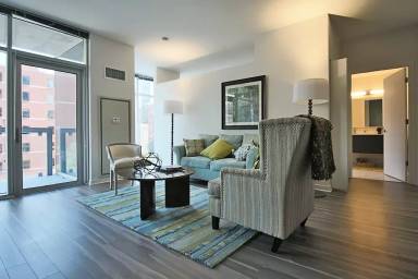 Main picture of 816 N La Salle Dr