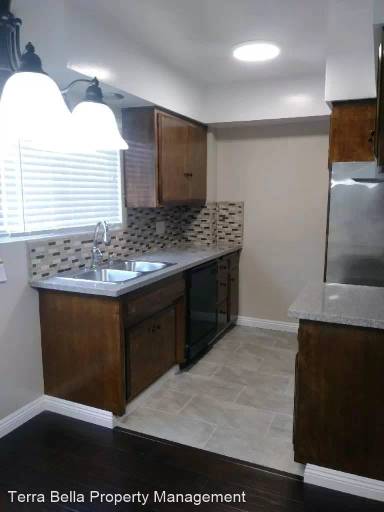 Main picture of 700 E 5th St