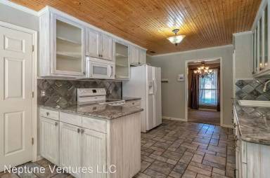Main picture of 1008 Sleepy Hollow Dr N