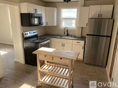 Main picture of 301 W 5th St