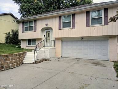 Main picture of 1711 N 105th St