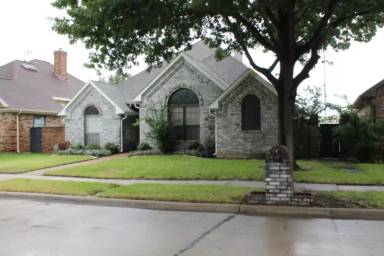 Main picture of 913 McCoy Dr