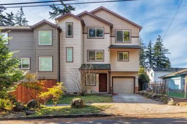 Main picture of 233 NE 160th Ave