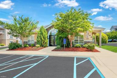 Main picture of Crown Point Apartment Homes @ Sunset Drive