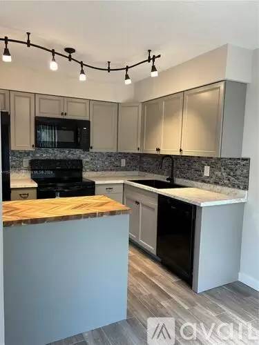 Main picture of 6111 SW 42nd Pl