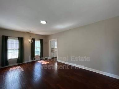 Main picture of 230 E Lister St