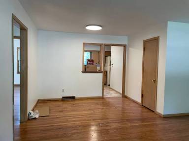 Main picture of 731 W 85th St