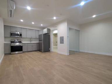 Main picture of 14411 Vanowen St