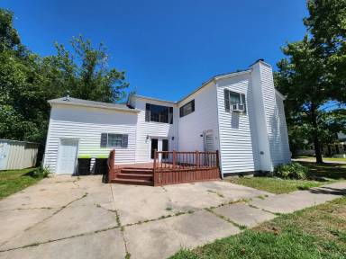 Main picture of 1004 E 15th St