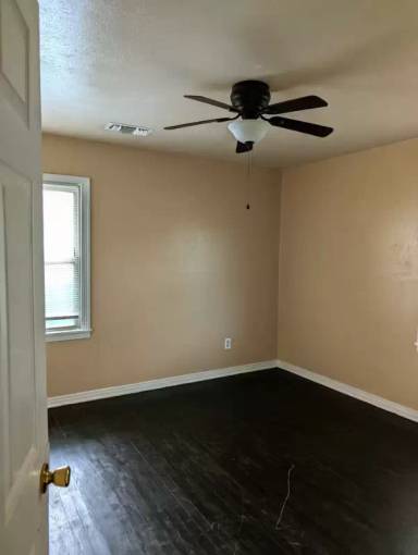 Main picture of 717 Mickan St