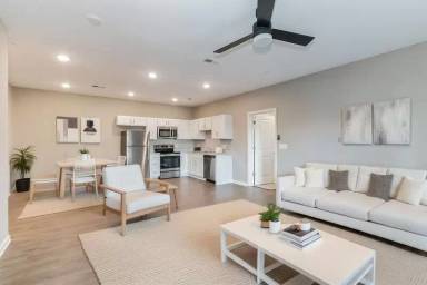 Main picture of 1601 E Main St