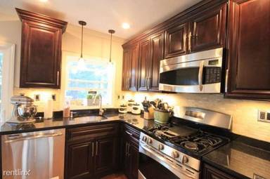 Main picture of 429 E 6th St