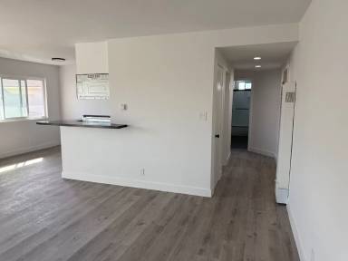 Main picture of 945 S Mariposa Ave