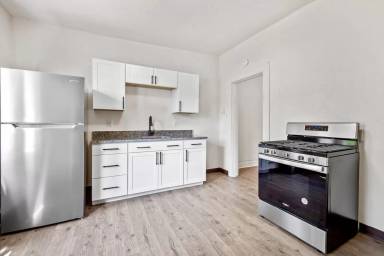 Main picture of 2418 Berg St