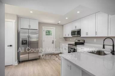 Main picture of 1905 S Lyle Ln
