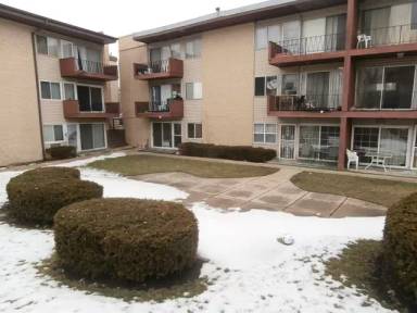 Main picture of 605 N Wolf Rd