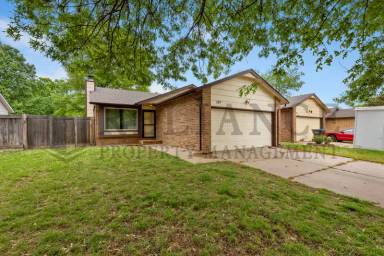 Main picture of 117 S Lark Ln