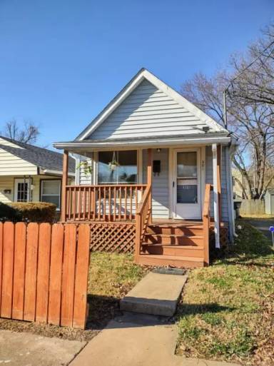 Main picture of 301 10 1/2 St NW
