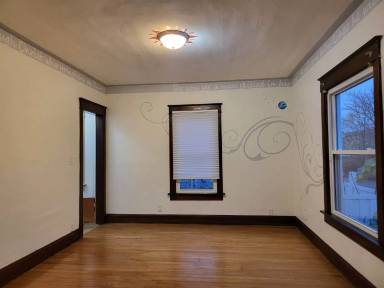 Main picture of 910 W Spring St