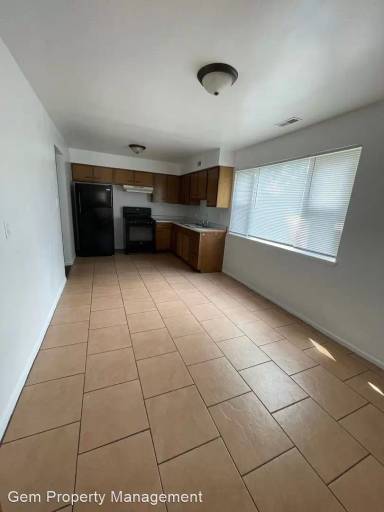 Main picture of 372 Greenbay Ave