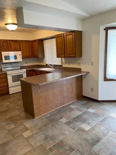 Main picture of 4401 E Oak St