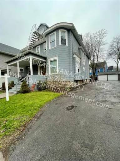 Main picture of 521 Oxford St