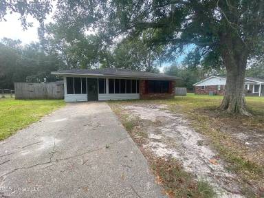 Main picture of 221 Alverado Dr