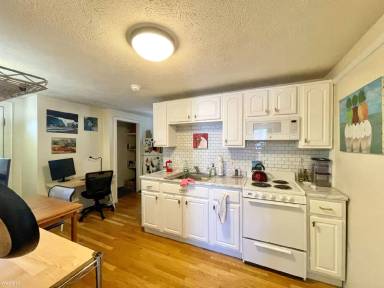 Main picture of 525 E 3rd St