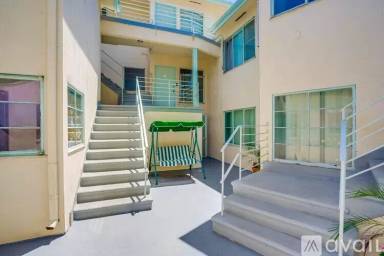 Main picture of 600 Kelton Ave