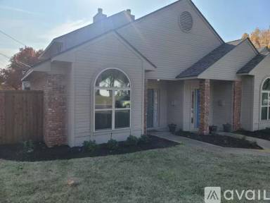 Main picture of 1008 W Washington St