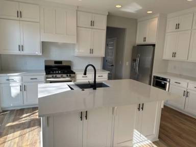 Main picture of 122 E Spring St
