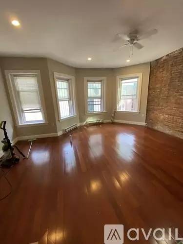 Main picture of 250 Newbury St