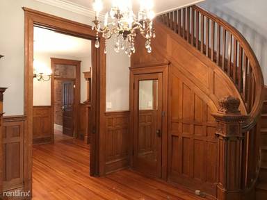 Main picture of 318 10th St NE