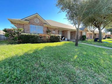 Main picture of 922 Willow Pond St