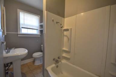 Main picture of 1529 N Weller Ave