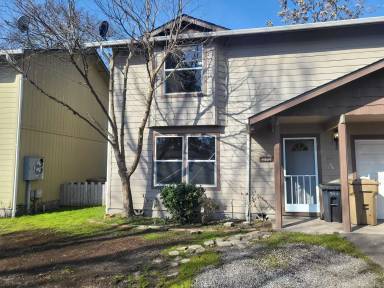 Main picture of 930 SW Bridge St