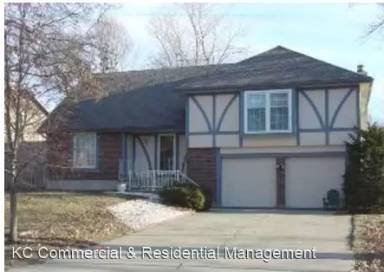 Main picture of 301 NE Oak Tree Ct