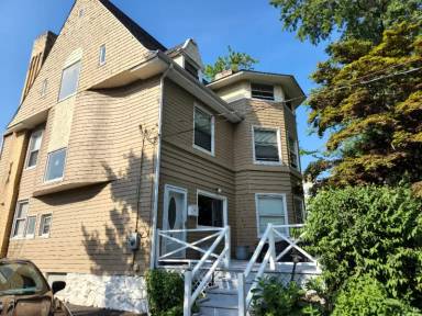 Main picture of 4 Manhattan Ave