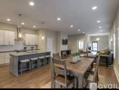 Main picture of 421 Moore Ave
