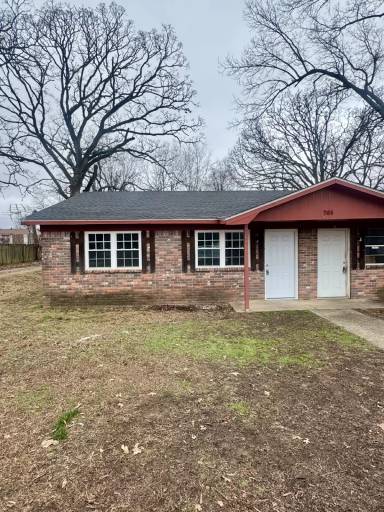 Main picture of 704 S Oak Hill St