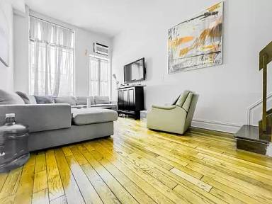 Main picture of 688 Greenwich St