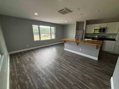 Main picture of 105 W Main St