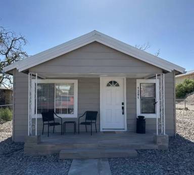 Main picture of 1201 Platinum St