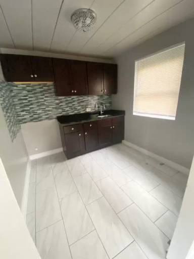 Main picture of 1360 W Touhy Ave